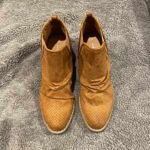 NWOT Report Faux Suede Tan Booties